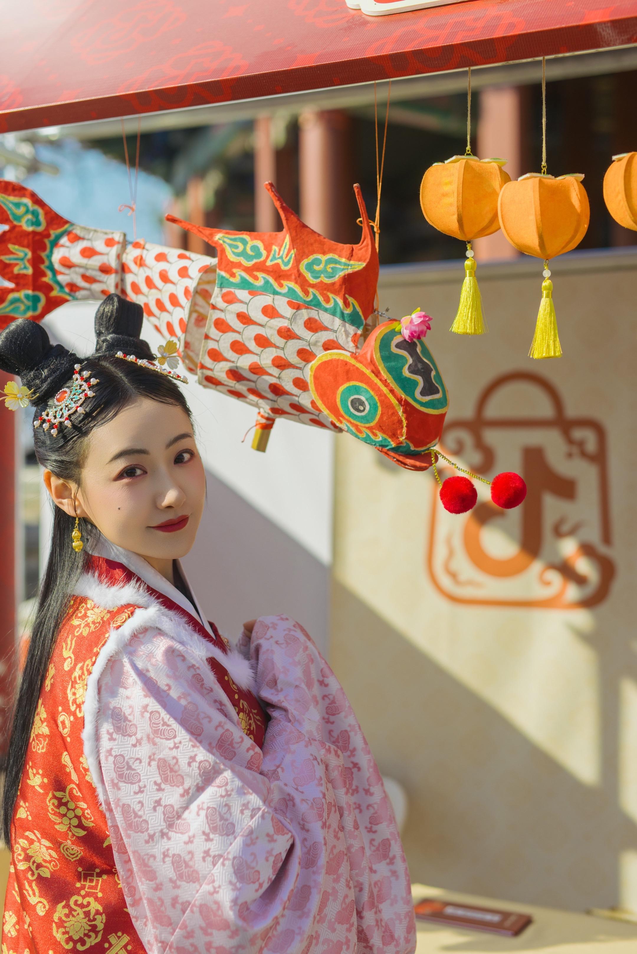 大明少女游园记。