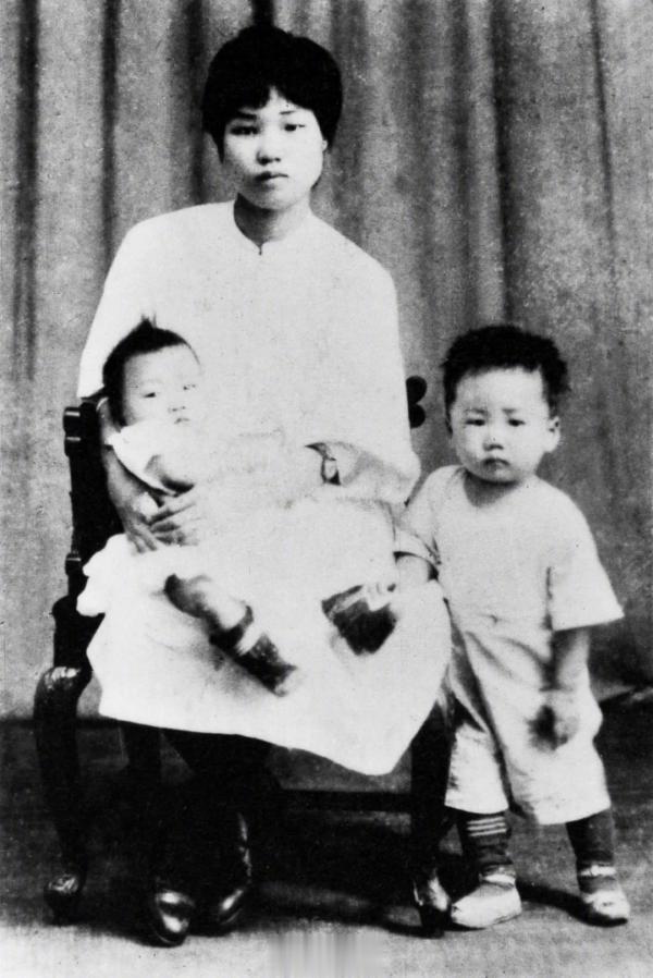 看了让人心疼的照片，1924年，杨开慧和儿子毛岸英、毛岸青的合影。缅怀英雄母子[