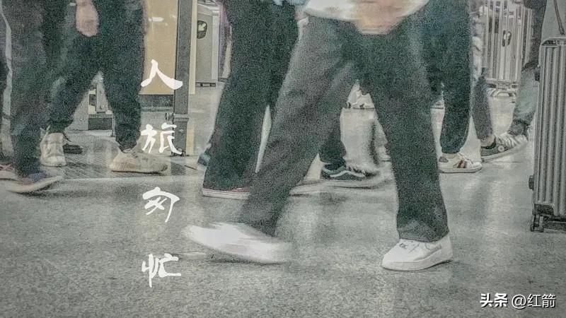 我帮过素不相识的人。有次在地铁站，一个外地大叔拖着大行李，面对复杂的线路一脸茫然