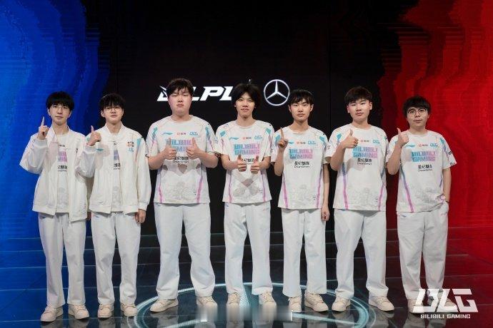 距离世界赛临门一脚！BLG仅需在胜者组决赛战胜TES即可晋级S14 随着TES 