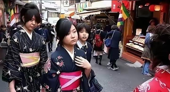 上海那三万日本侨民要睡不着了，不是因为战争，而是因为日本政府最近玩火玩得太狠。日