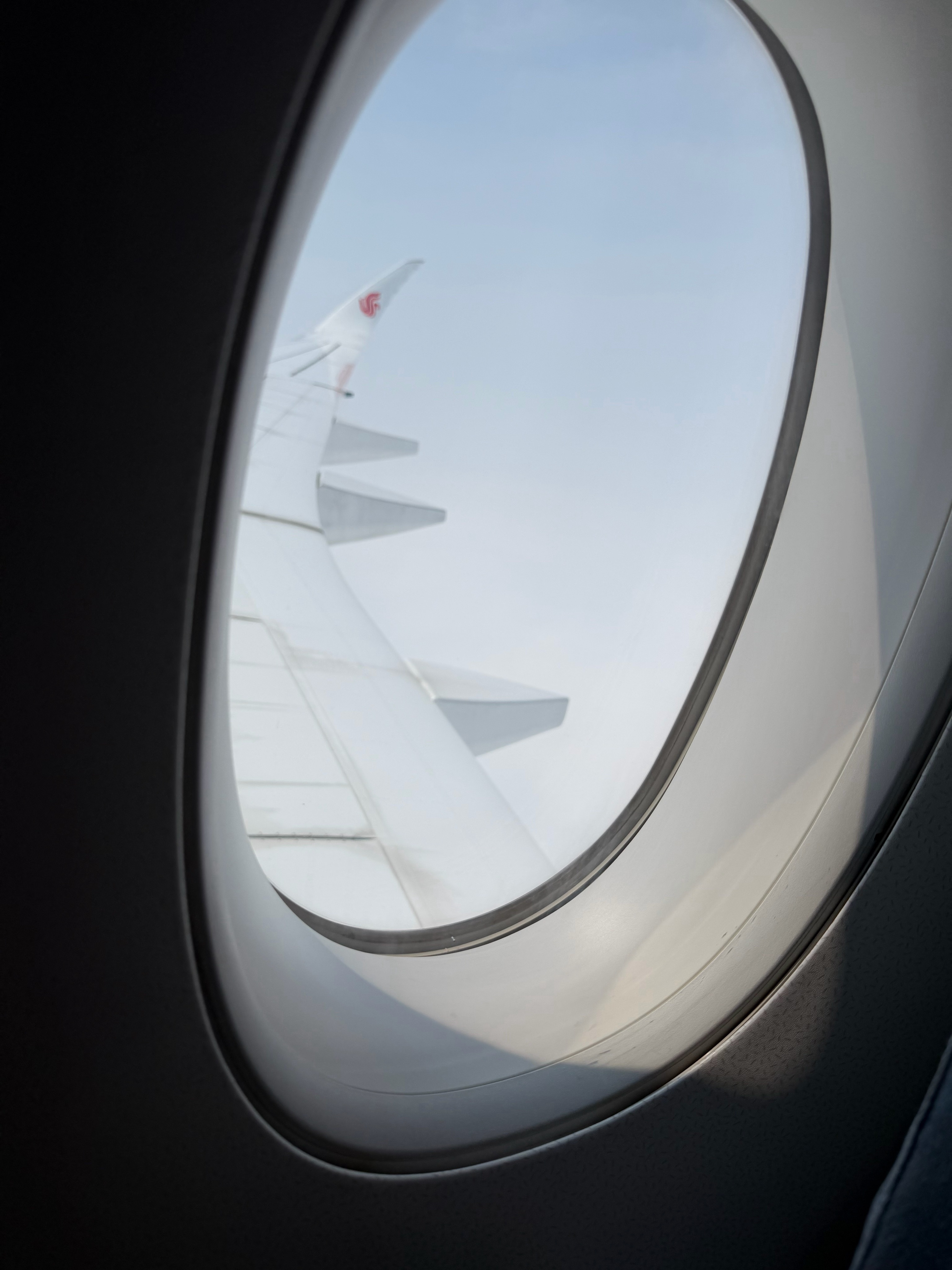 车开久了玻璃可能会漏风，飞机也是，所以我一般不爱选靠窗的位置。今天北京飞广州忘了