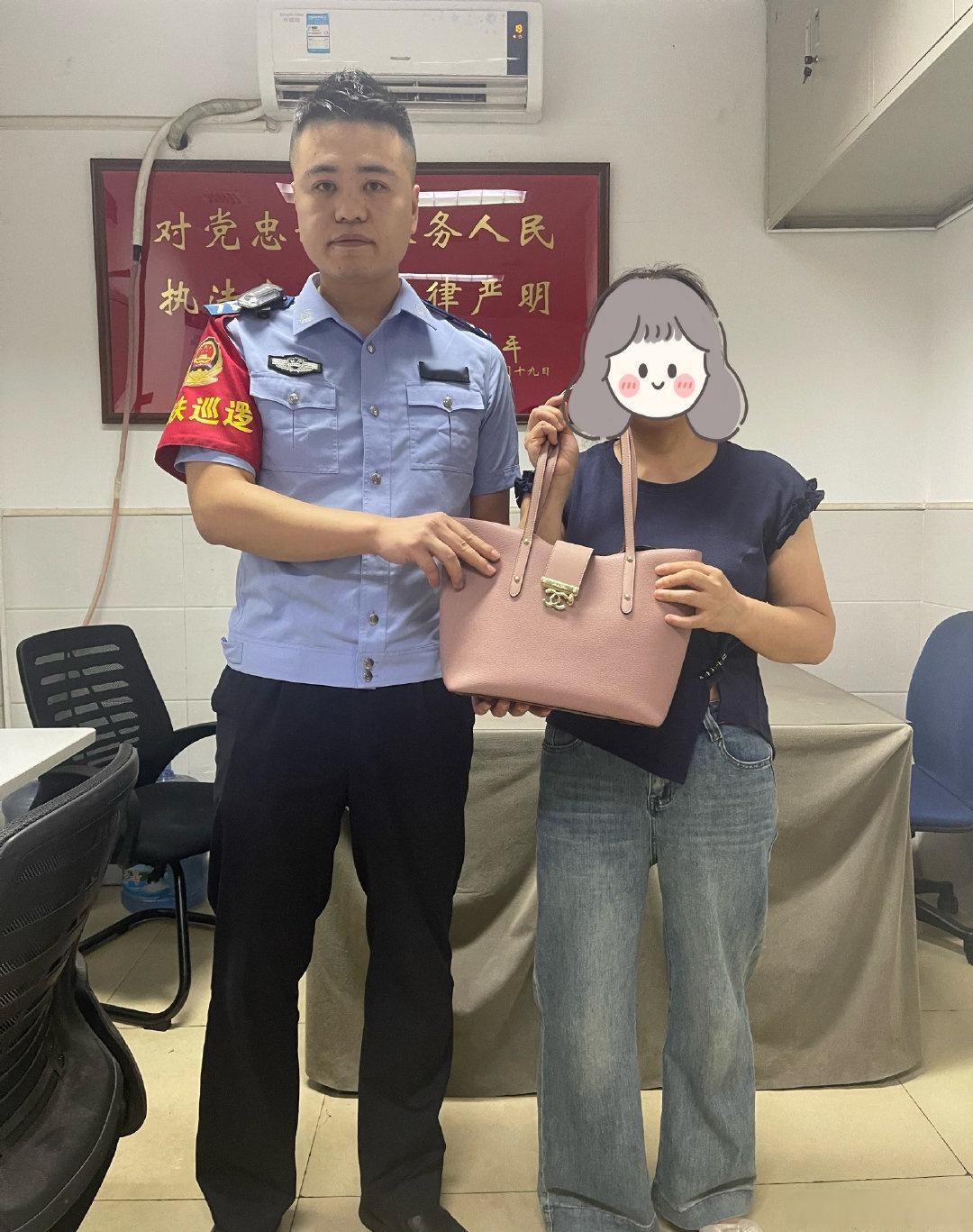 【“有你们在，真安心！”】
10月10日下午2时许，长沙市公交（轨道）公安局光达