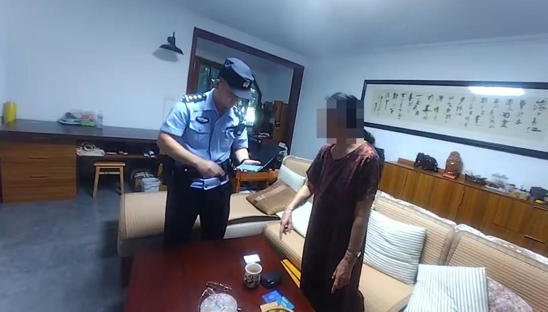 民警上门砸手机，100多万保住了！这个操作太绝了！

“妈，你卡里的一百多万还在