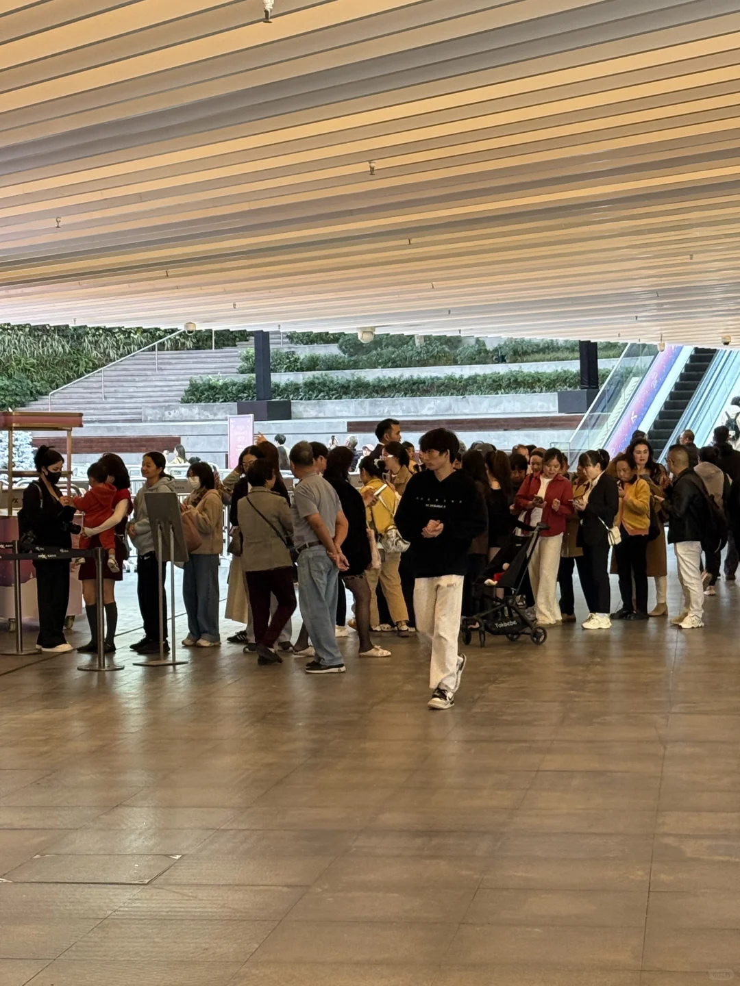 10点开放！11.29前海万象冰雪之境排队实况！