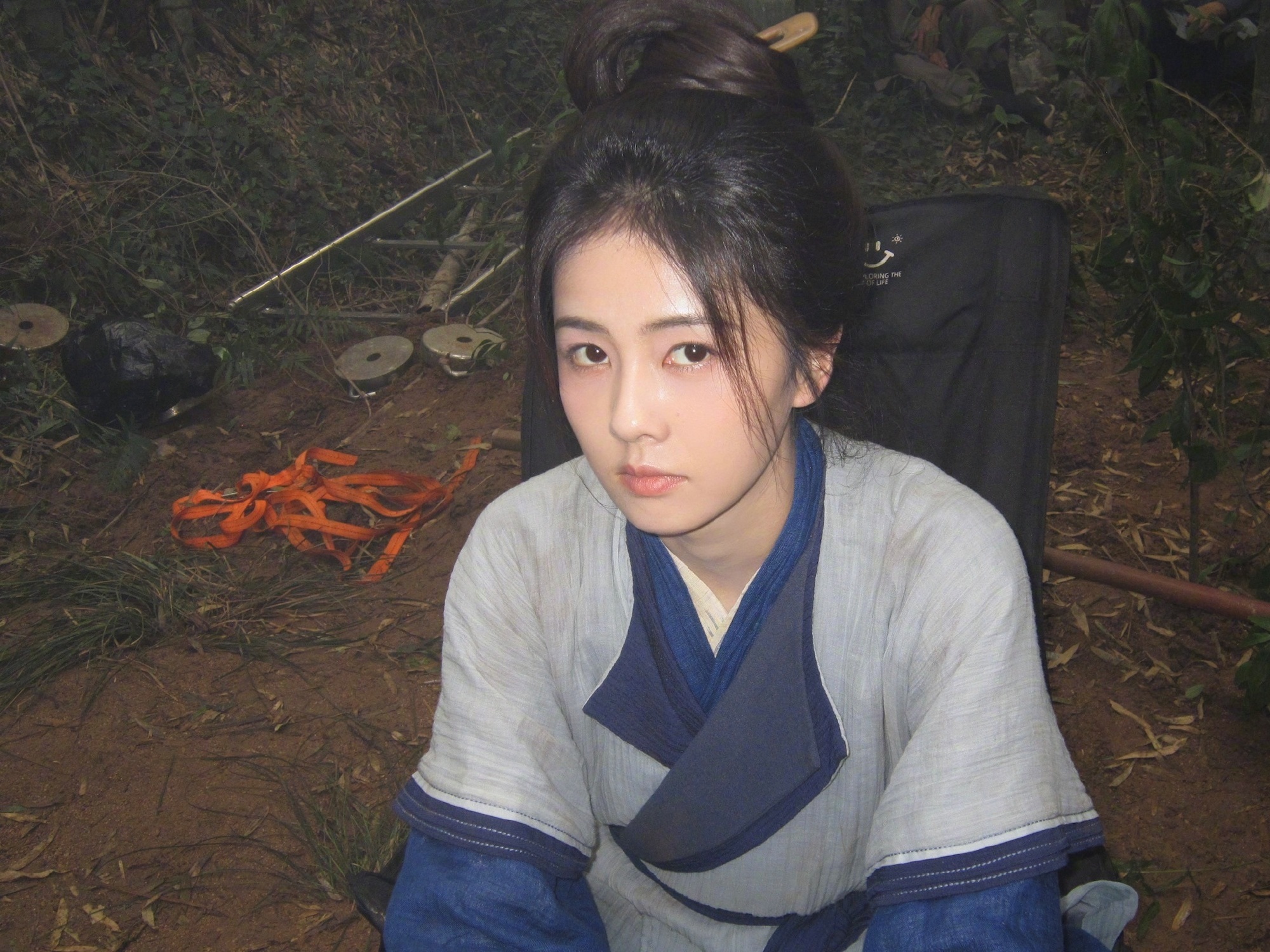 白鹿  白鹿叶璃 白鹿李佩仪 夜幕低垂，繁星闪烁 那是宇宙偷偷写下的情笺 每一颗