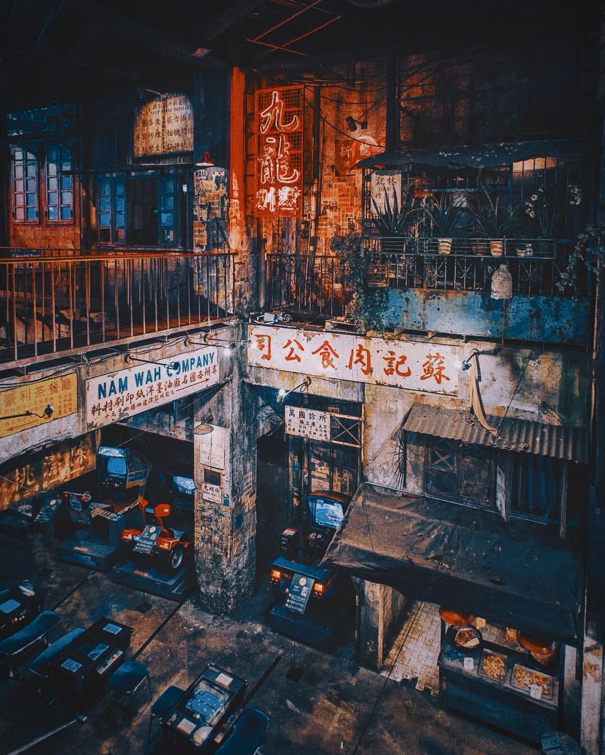 香港电影[超话]  旧相簿子  斑斓的霓虹，密集的房间排列，废弃的飞机✈️，楼顶