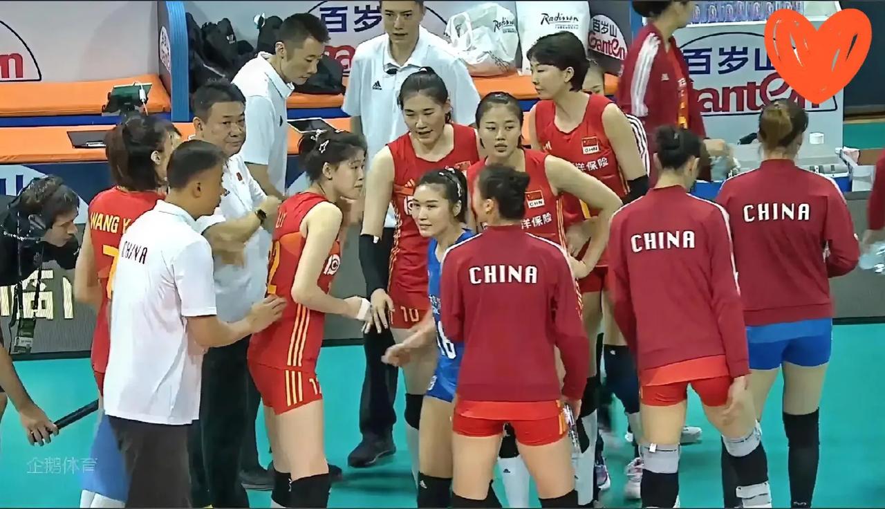 中国女排首局23-25不敌多米尼加女排！
第一局中国女排还是太紧，明显没有从上一