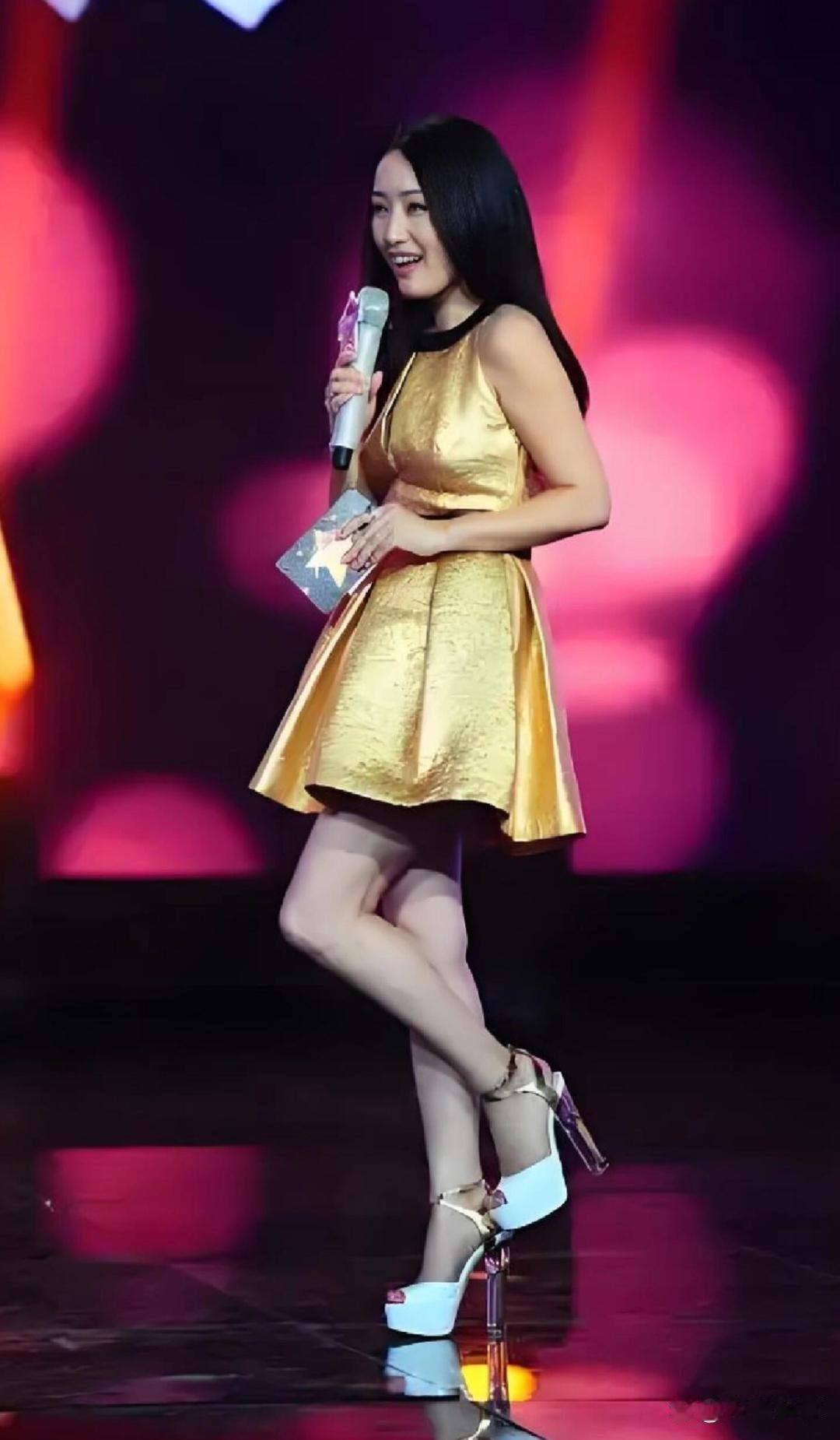 杨钰莹身材好迷人 