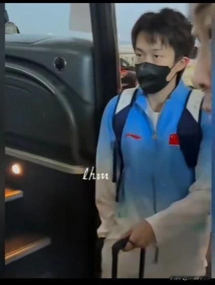 大家发现没有，奔赴名古屋亚运会的王楚钦跟以往不一样了！

今天国乒大部队都出发去