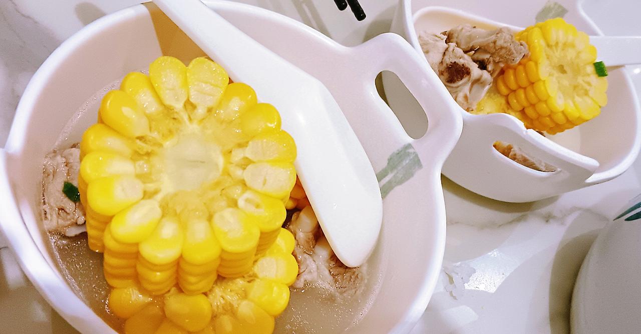 今天天冷，喝一碗热呼呼的玉米排骨汤正好。