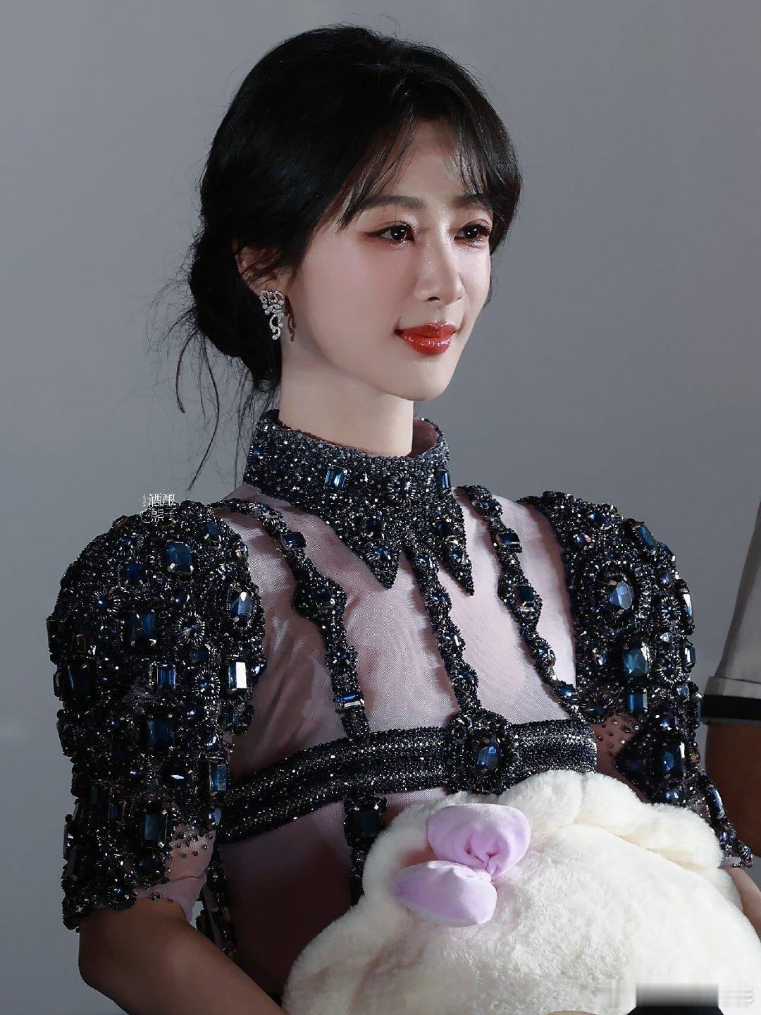 杨紫李现跳手势舞锦绣芳华剧组跳手势舞锦绣芳华直播，杨紫李现同框合跳难生恨手势舞，