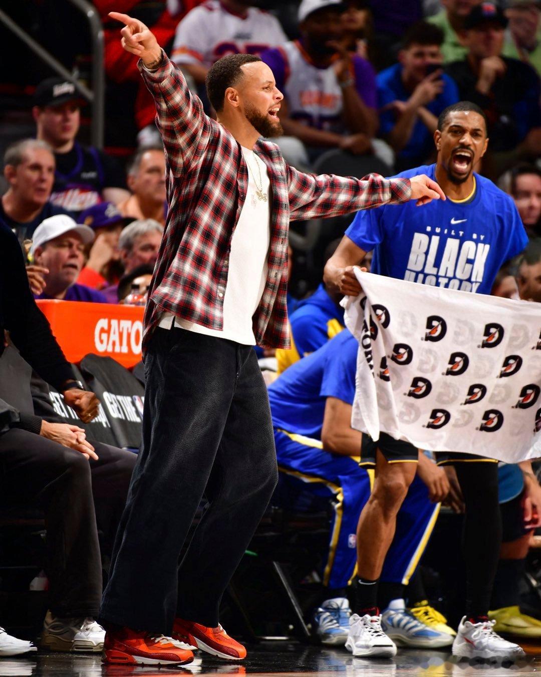 库里（右髌骨关节疼痛综合征）明日对阵湖人不打，这将是他连续第3场缺席❌勇士队记S