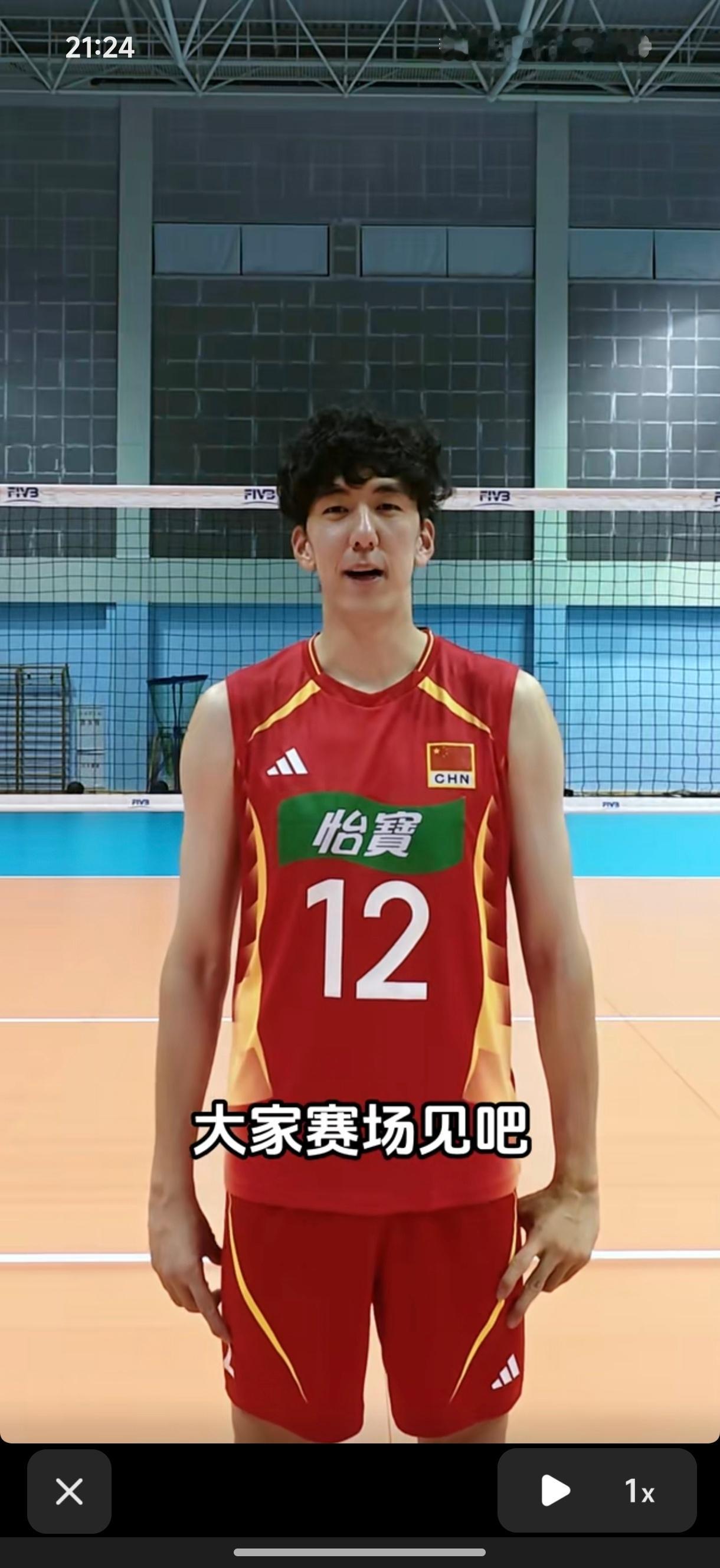 先不讨论衣服丑不丑，看起来好像没那么宽松，应该不会疯狂触网吧