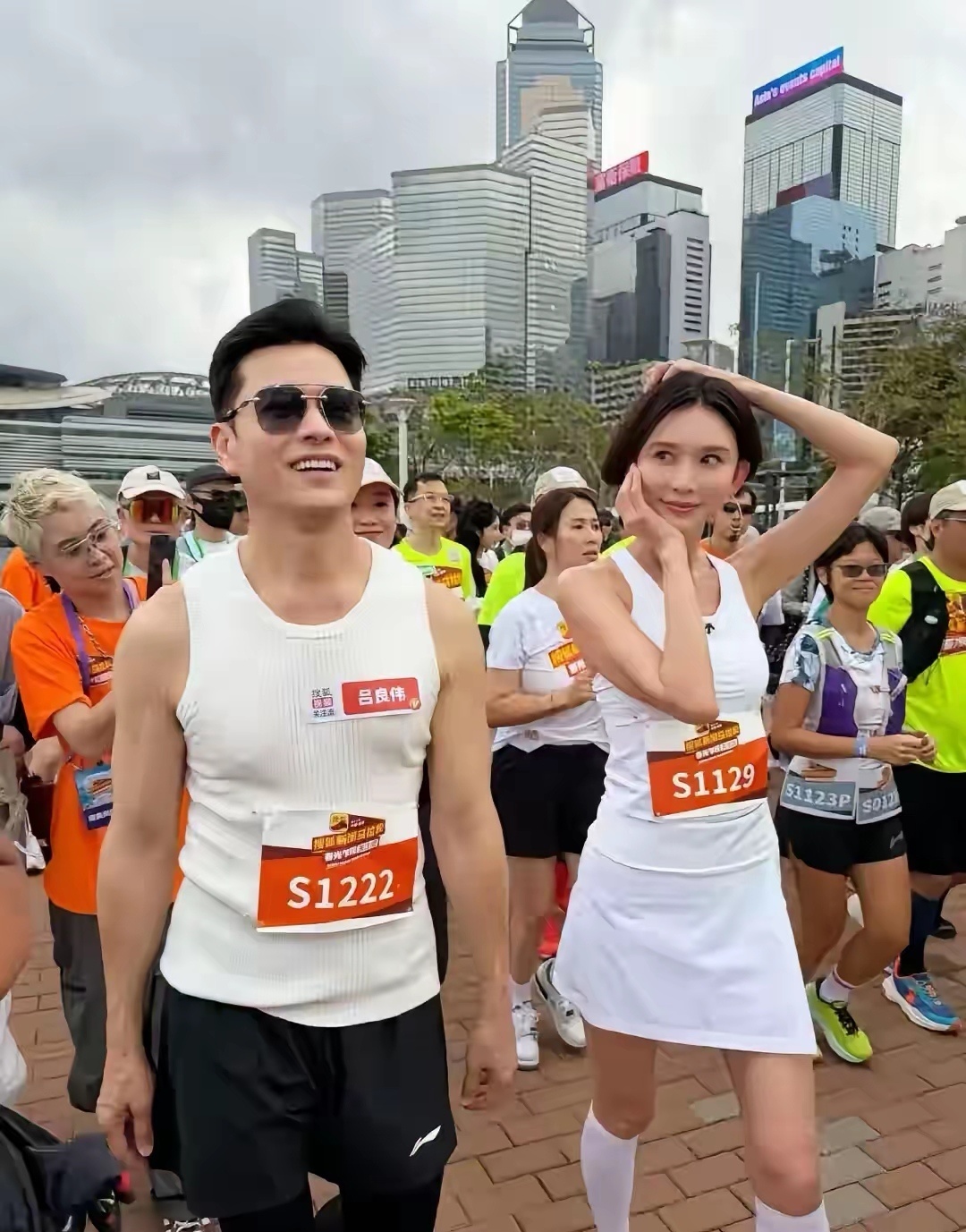70岁的吕良伟和51岁的林志玲参加香港马拉松 