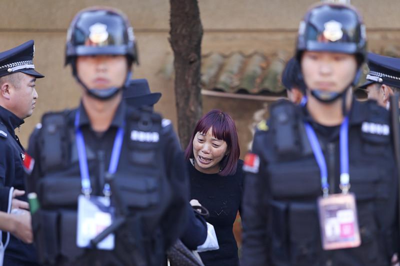 14年前昆明那起当街持刀抢劫的恶性案件，终于等来了嫌疑人落网的消息，现场指认时周