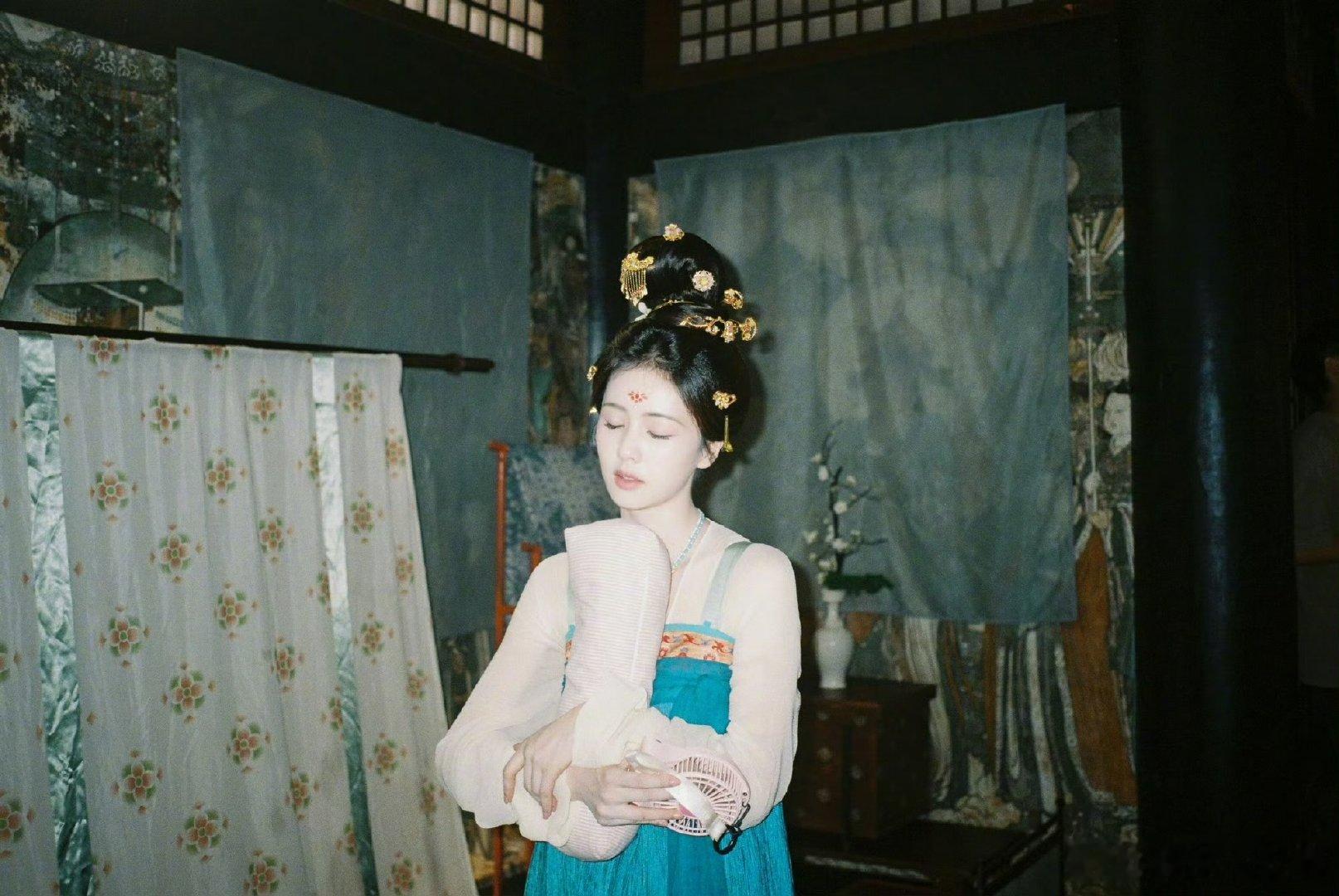 白鹿圈内待遇蒙淇淇向白鹿道歉蒙淇淇给白鹿道歉了，终于真相大白了 