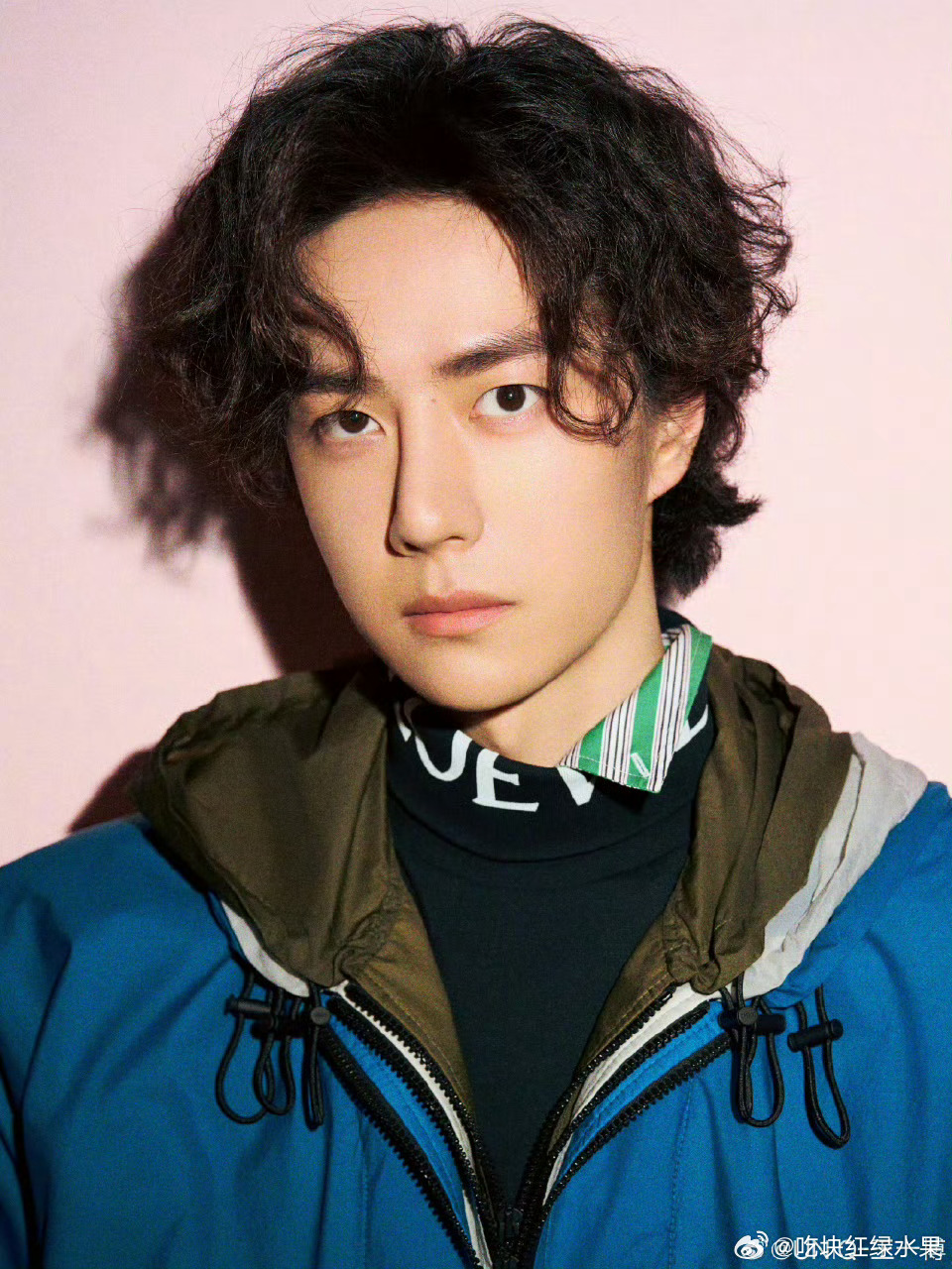 我去 怎么王一博又被拉上热搜了 感觉肖战王一博老是在被黑啊 人红真的是非多 到底