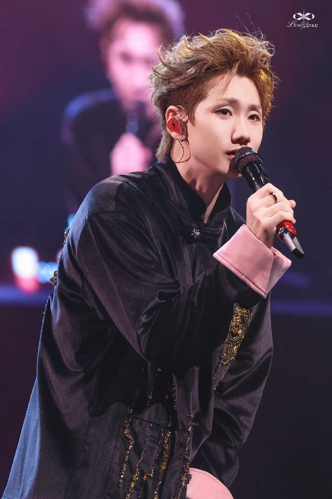 汪苏泷演唱会从幕后跑到台前 这一跑，跑进了多少人的心里。VCR里逐渐加快的步频，