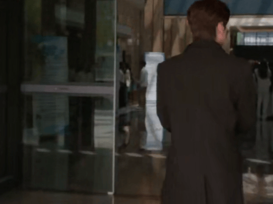 魏哲鸣黑大衣韩剧味儿魏哲鸣183薄大衣韩剧味溢出了183身高加持，魏哲鸣穿黑大衣