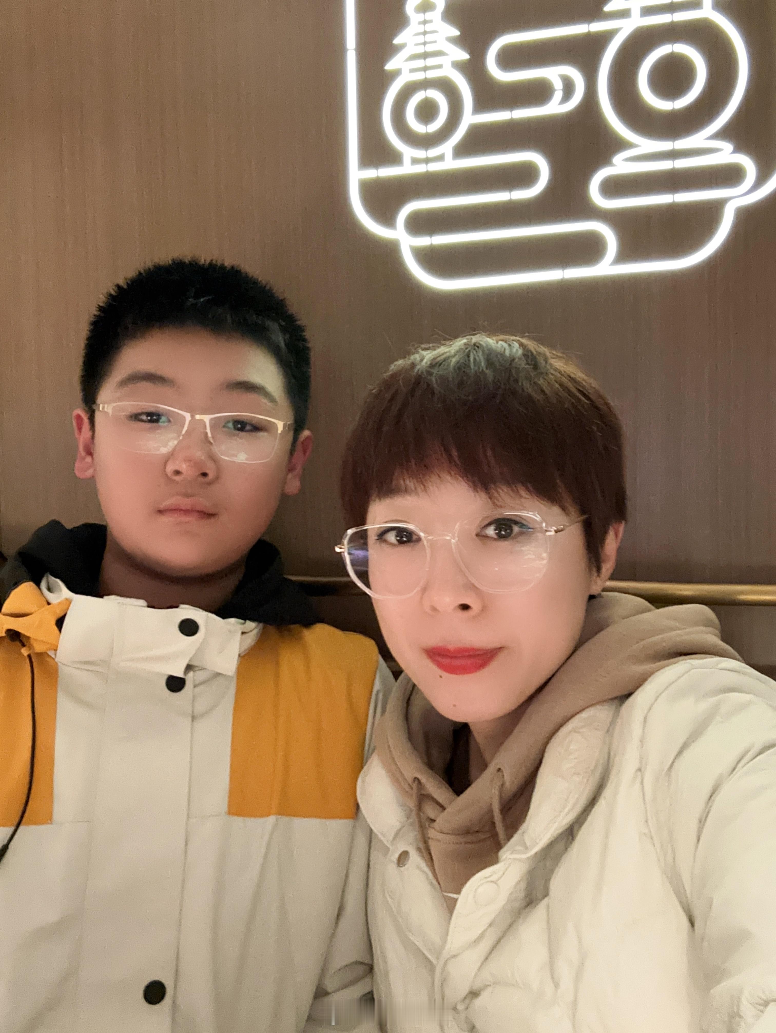 杭州河坊街闲逛，去回春堂喝一杯免费的热药茶。走到鼓楼旁边的南宋书房，儿子买了一个