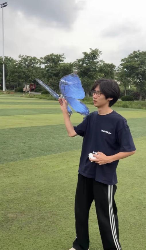 5月24日重庆晨报报道，武汉一名21岁大学生“手搓”蝴蝶，被婚庆公司抢着要：单只
