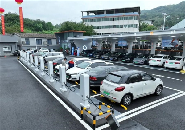 【我国首个居民车网互动试点项目落地：电动汽车反供电网】最近，全国首个居民车网互动