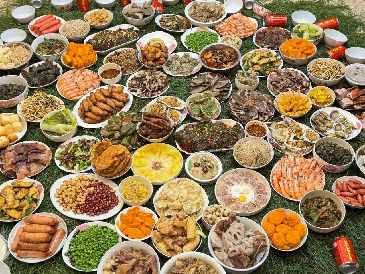 云南宣威的年夜饭那可真是一绝。宣威作为火腿之乡，火腿在年夜饭里是绝对的主角。像金