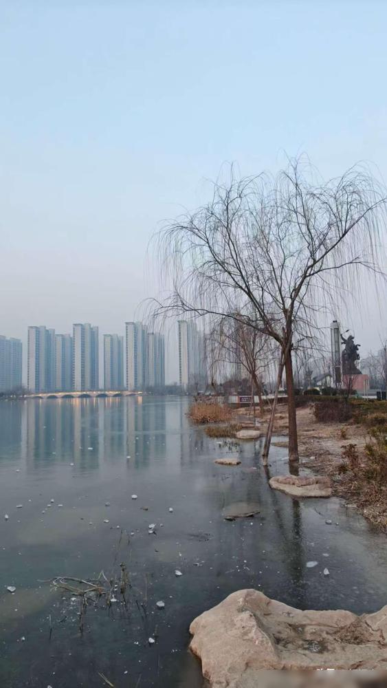 盯着那件1499元的波司登，我那只爱美的手居然破天荒地缩了回来。

真想不通。十