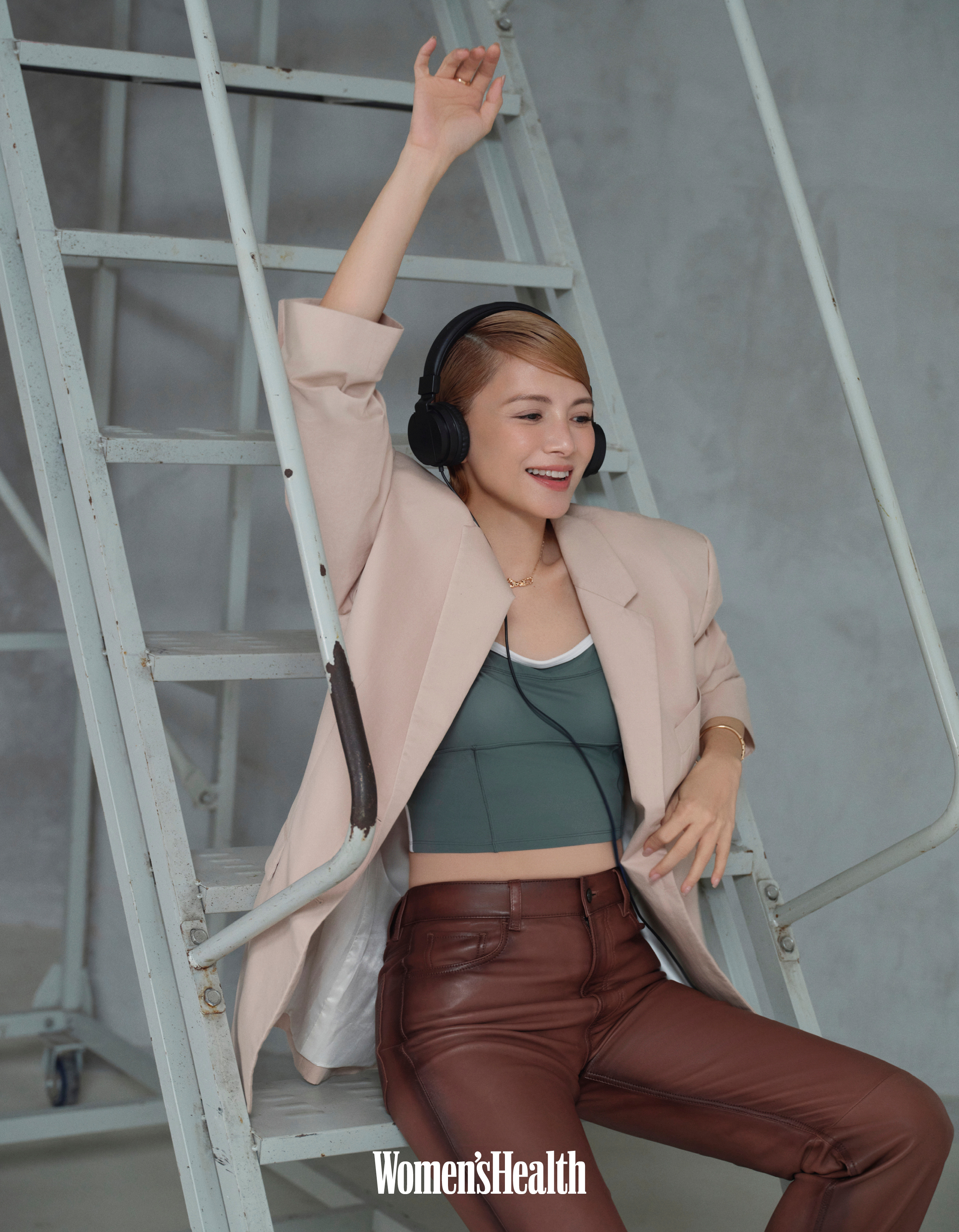 鬼后李心洁登上《Women‘sHealth》六月刊封面，身穿Gucci时装佩戴T
