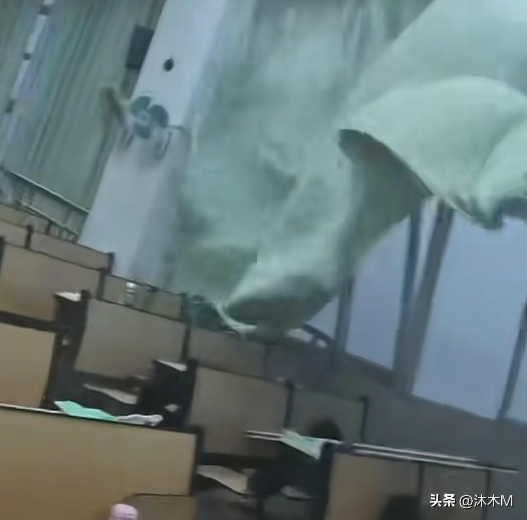 广东遭遇超级暴雨，广州大学的窗户都被吹下来了，教室内一片狼藉，里面上课的学生都赶