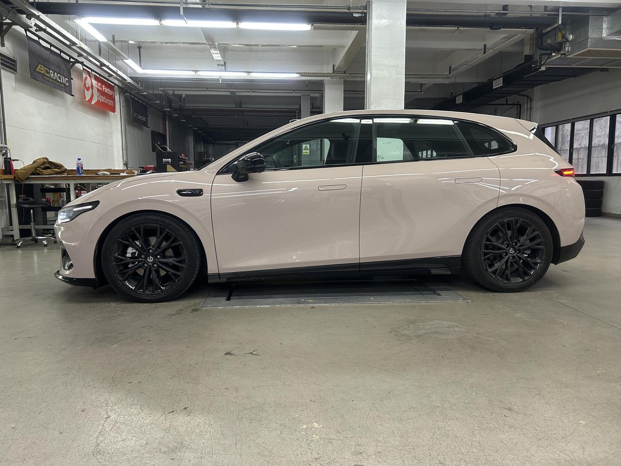 零跑Lafa5安装BC绞牙后的姿态
目前原装轮毂的状态就很好看
前翼子板到胎面1