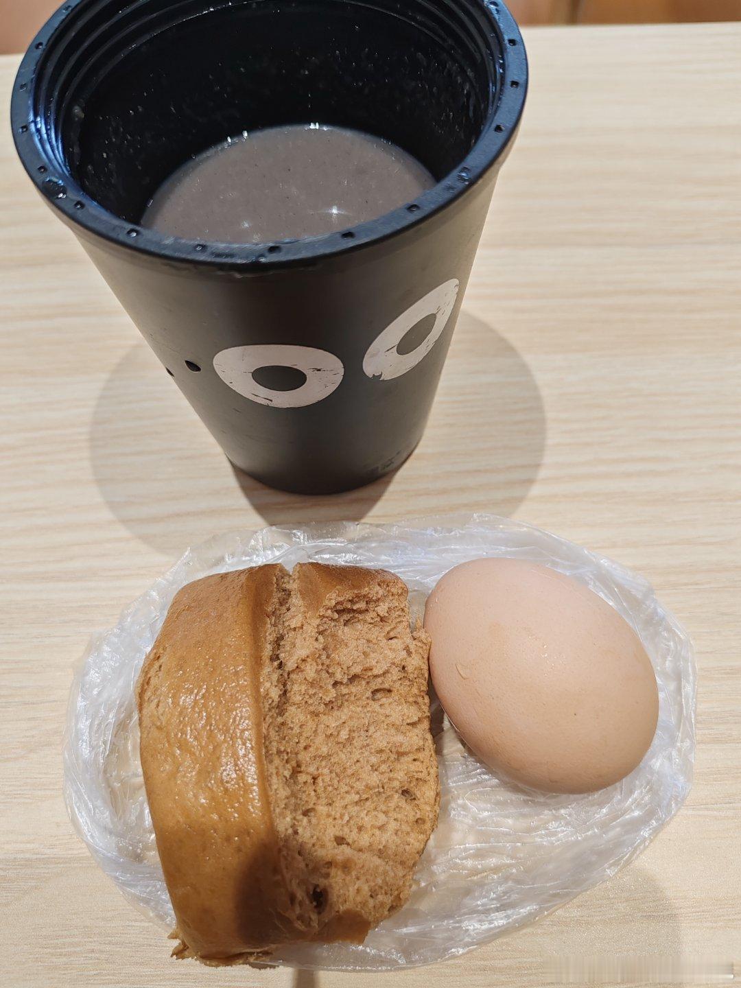 一位牛马，正在享用她的早餐。 