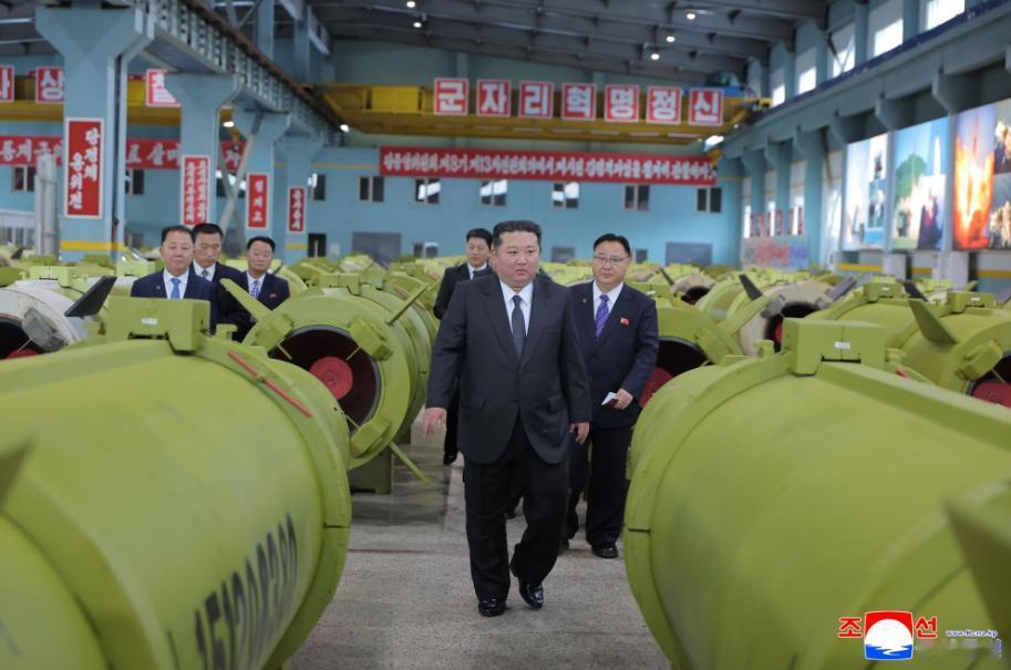 朝鲜爆出猛料！12月26日，朝中社正式放出重磅消息：金正恩高调现身朝鲜重要军工企