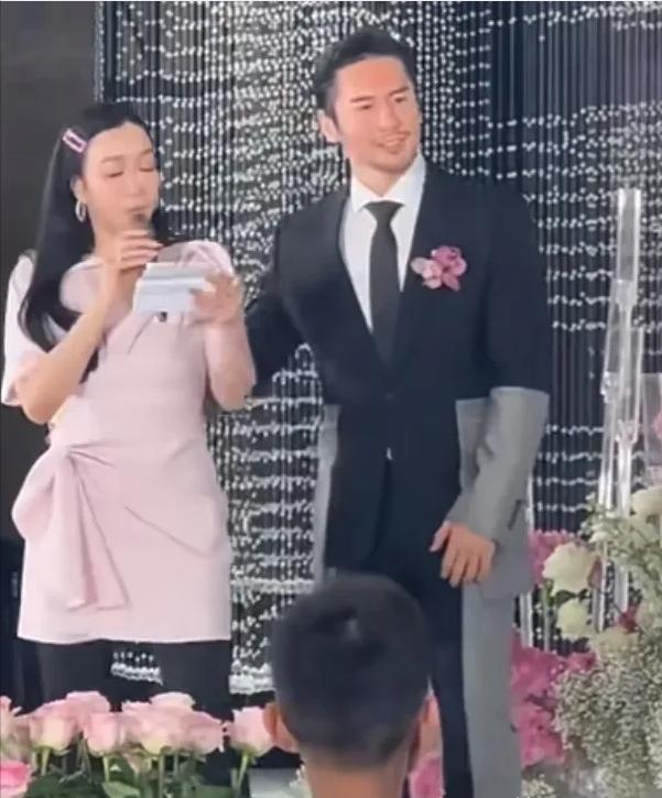 钟丽缇跟小老公回老家临沂出席小叔子婚礼！不仅给足了张伦硕面子，穿扮低调不抢新娘子