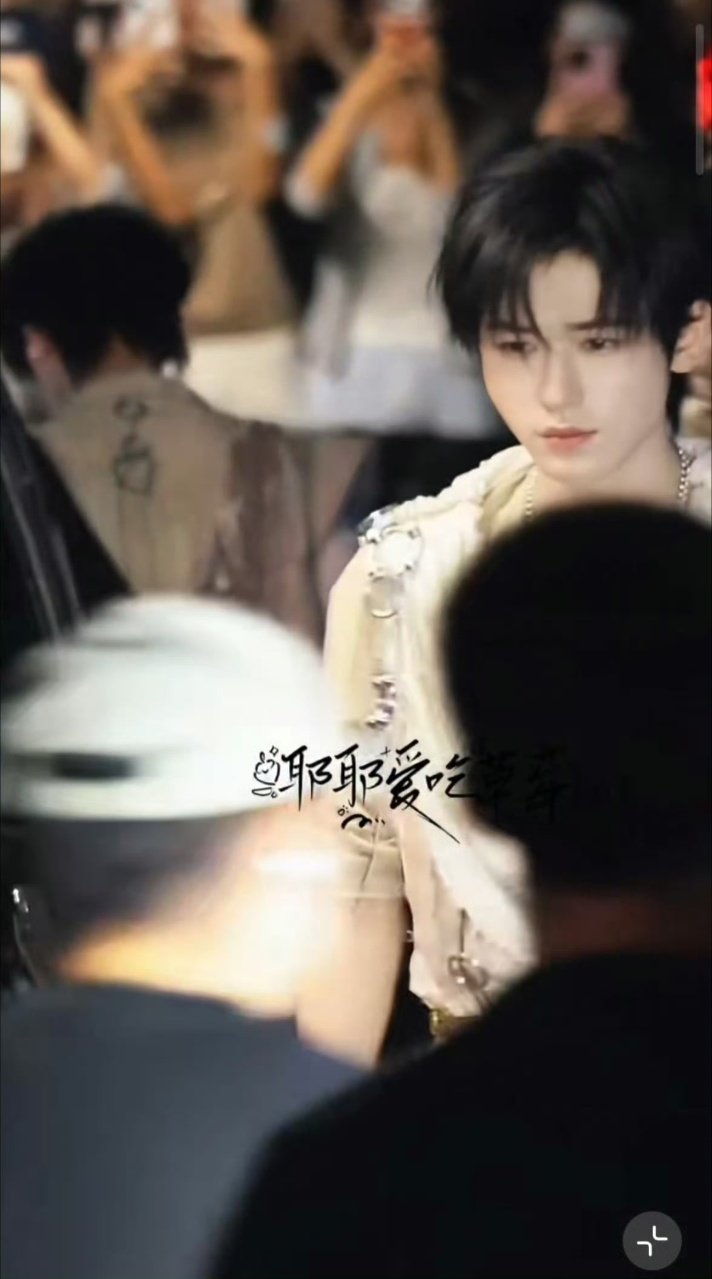 闪光灯下的宋亚轩宋亚轩面对闪光灯眼睛一点不眨 闪光灯下的宋亚轩 ​​​