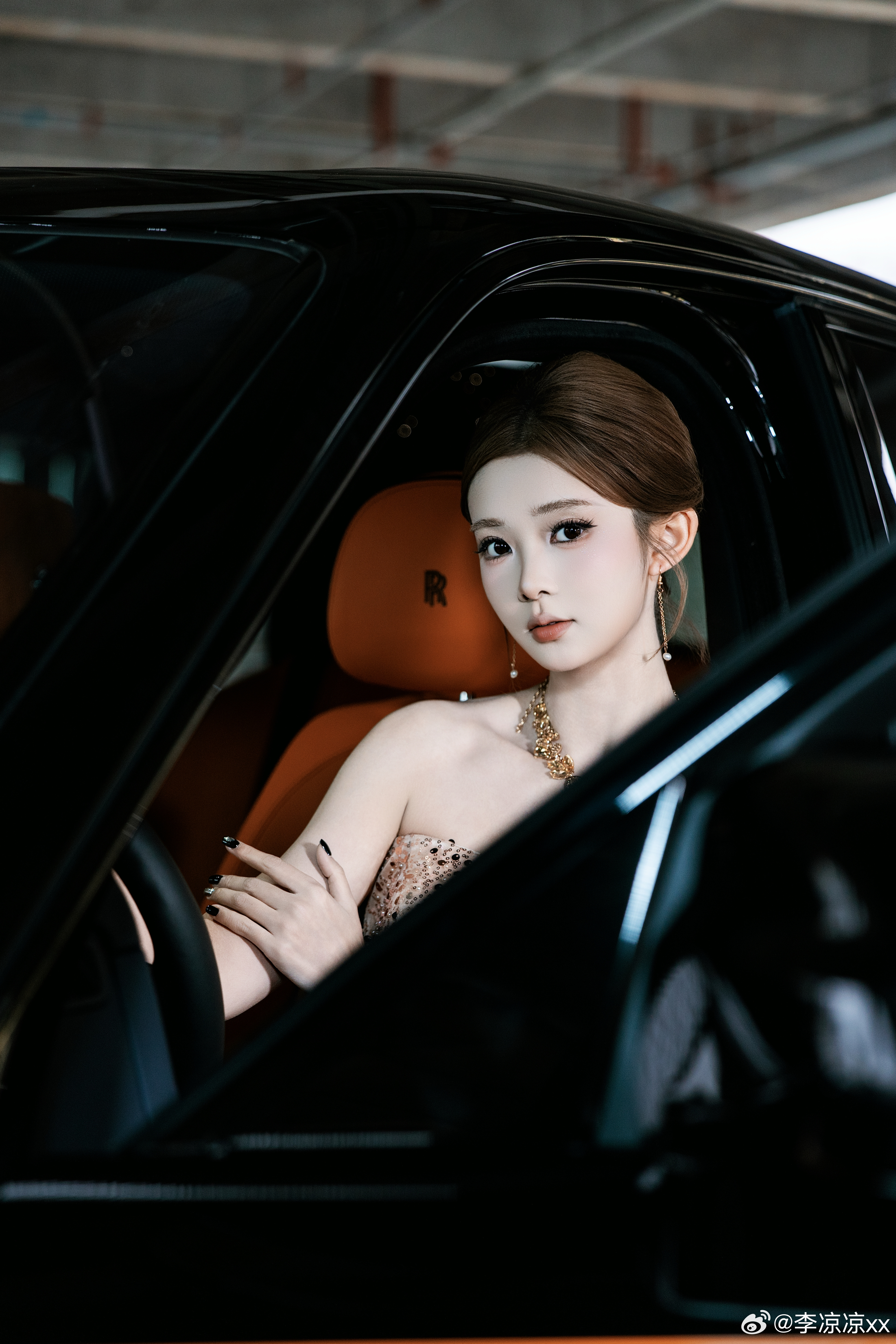 很多事犹如天气，慢慢热或渐渐冷，等到惊悟，又过了一季。 