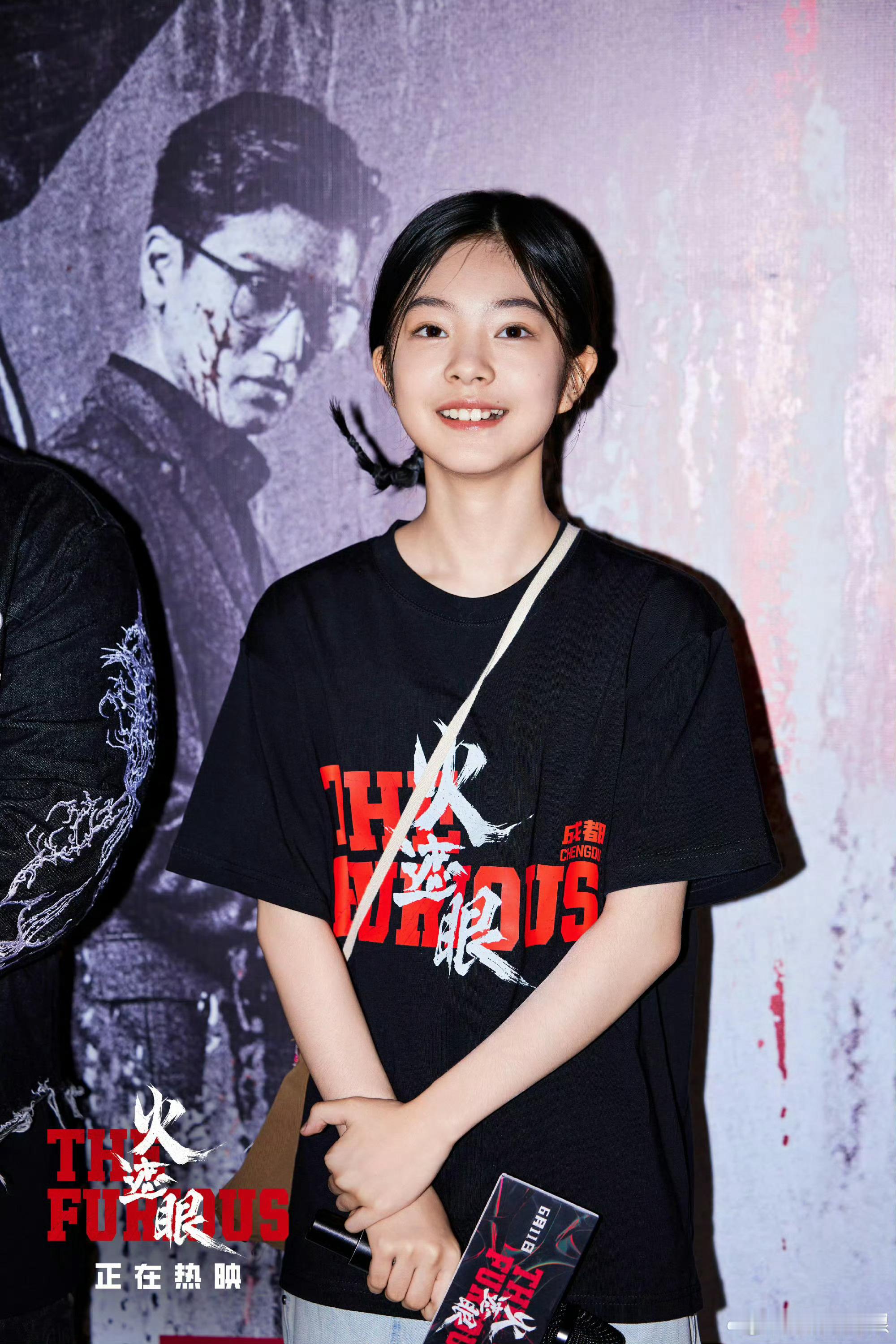 谢苗说杨恩又是老动作女演员了杨恩又拍动作戏手部意外受伤，全程隐忍不叫苦，韧劲十足