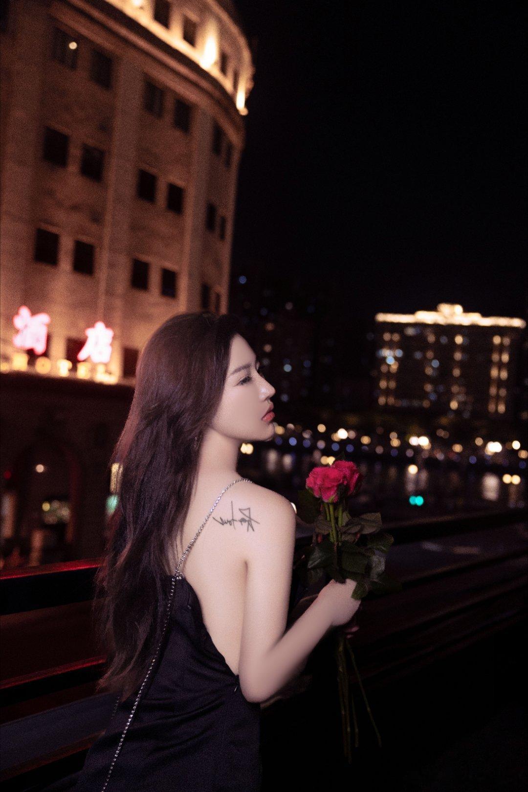 我在风口，满世界都是你的气息。 ​​​