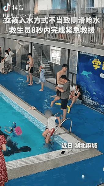 “没想到上人民日报了。”湖北麻城，一名小女孩准备下池游泳，不料下水时姿势不对，脚