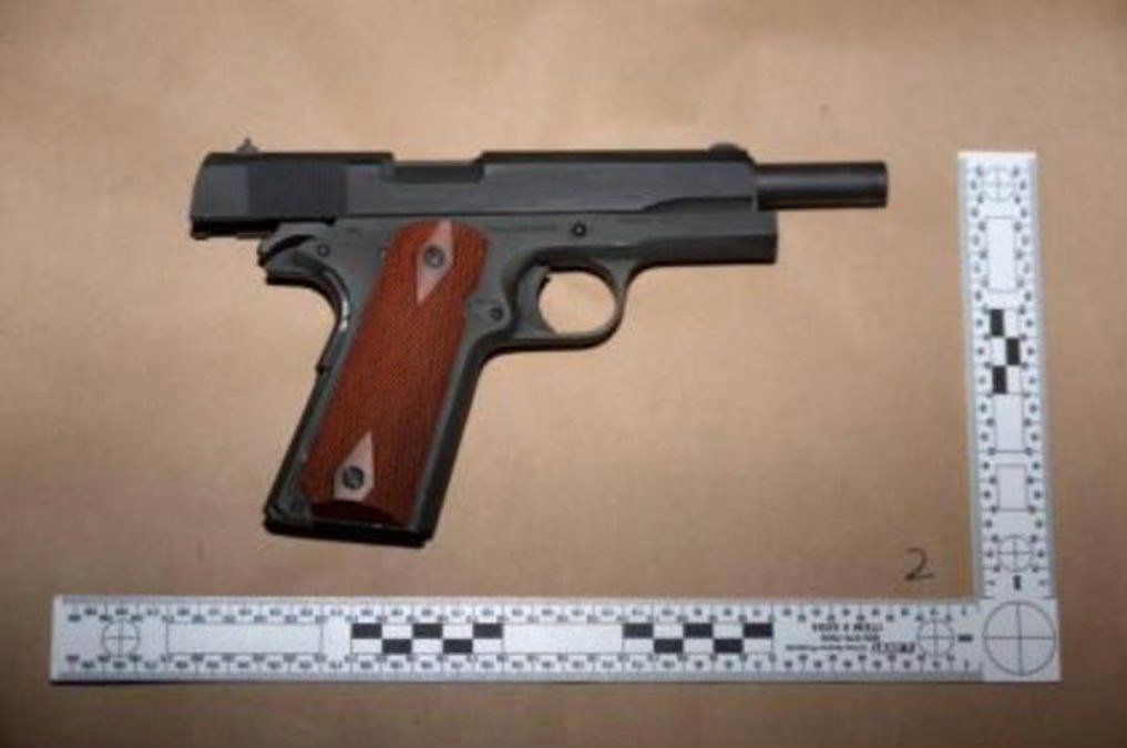 白宫记者宴会枪击案枪手所用的武器……感觉武器没选对。烽火问鼎计划美国白宫记者晚宴