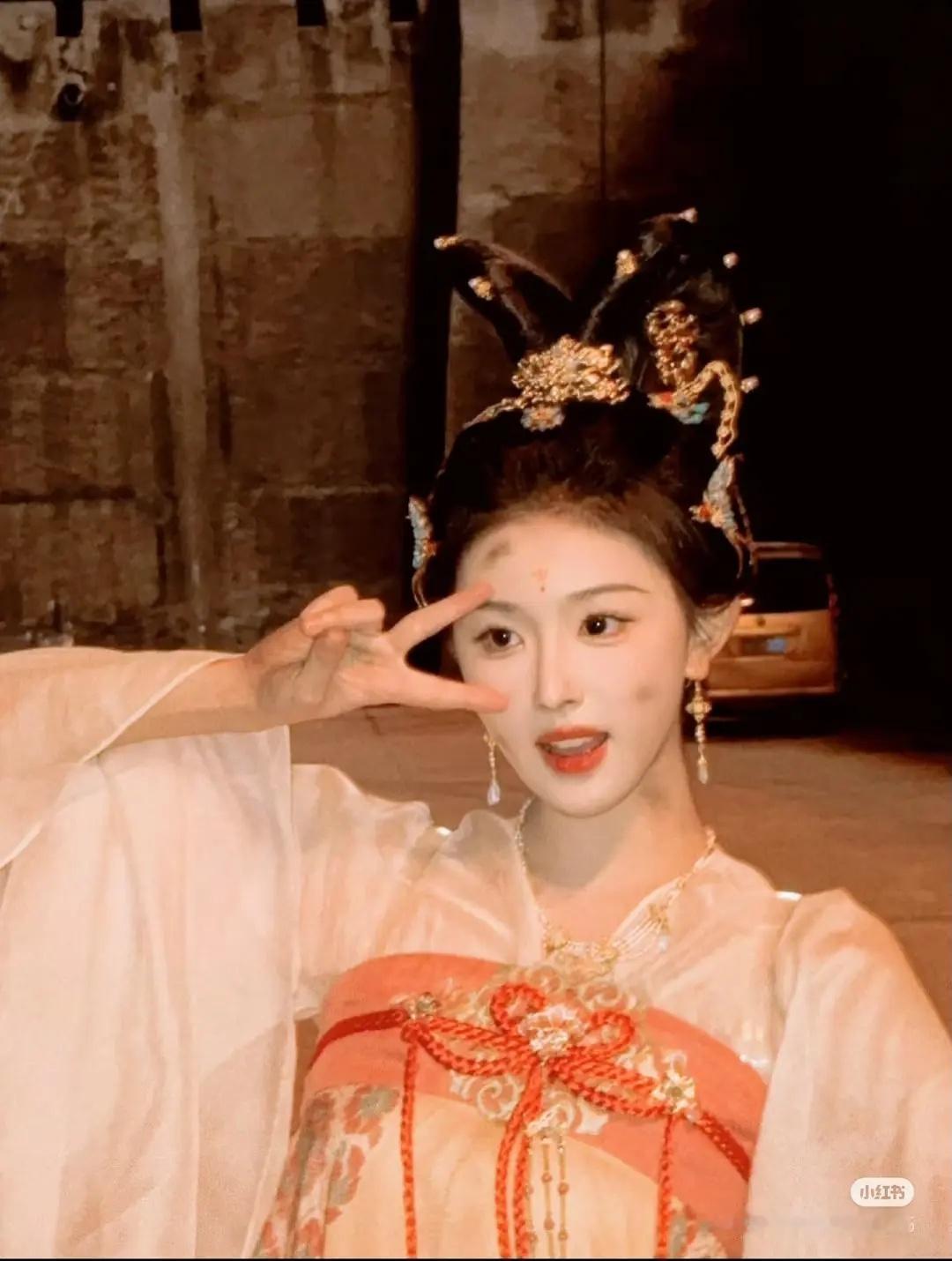 子夜归里也有孔雪儿客串，唐装造型好漂亮 ​​​
