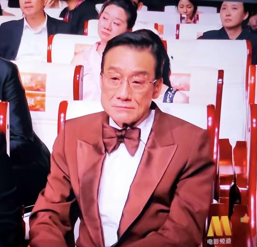 难怪梁家辉全程神色低落，看完百花奖投票结果，心里的遗憾一下子就懂了。
今年68岁