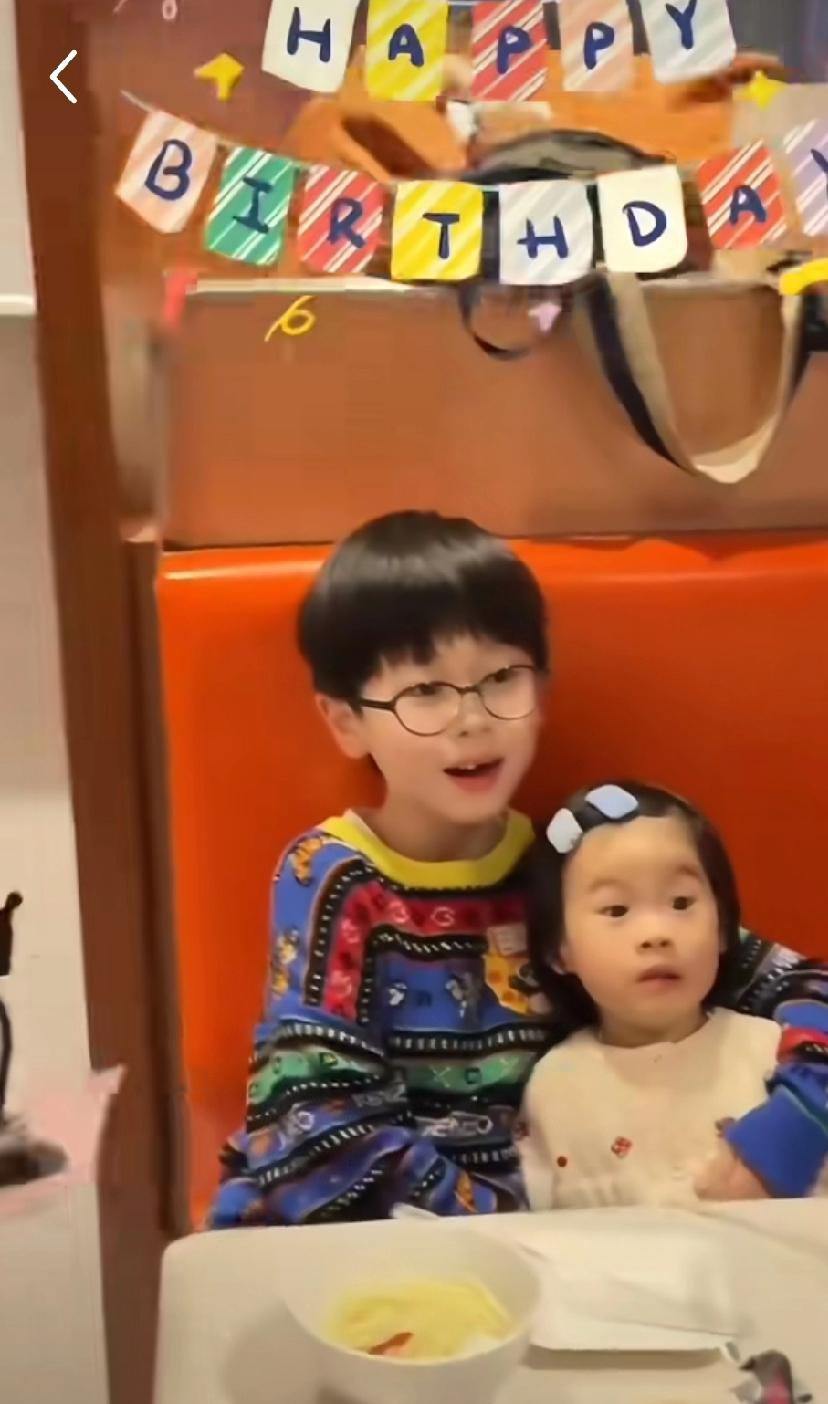 前几天备战全运会时，
周雨老婆分享说她女儿叫梁靖崑“爸爸”，哈哈。
这不梁甜甜家