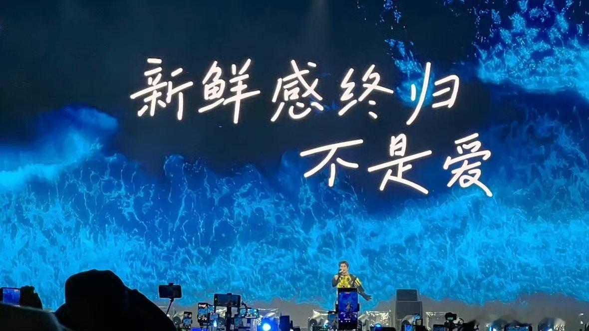 dyx 月亮可以为我作证，我向它传了很多想你的简讯。