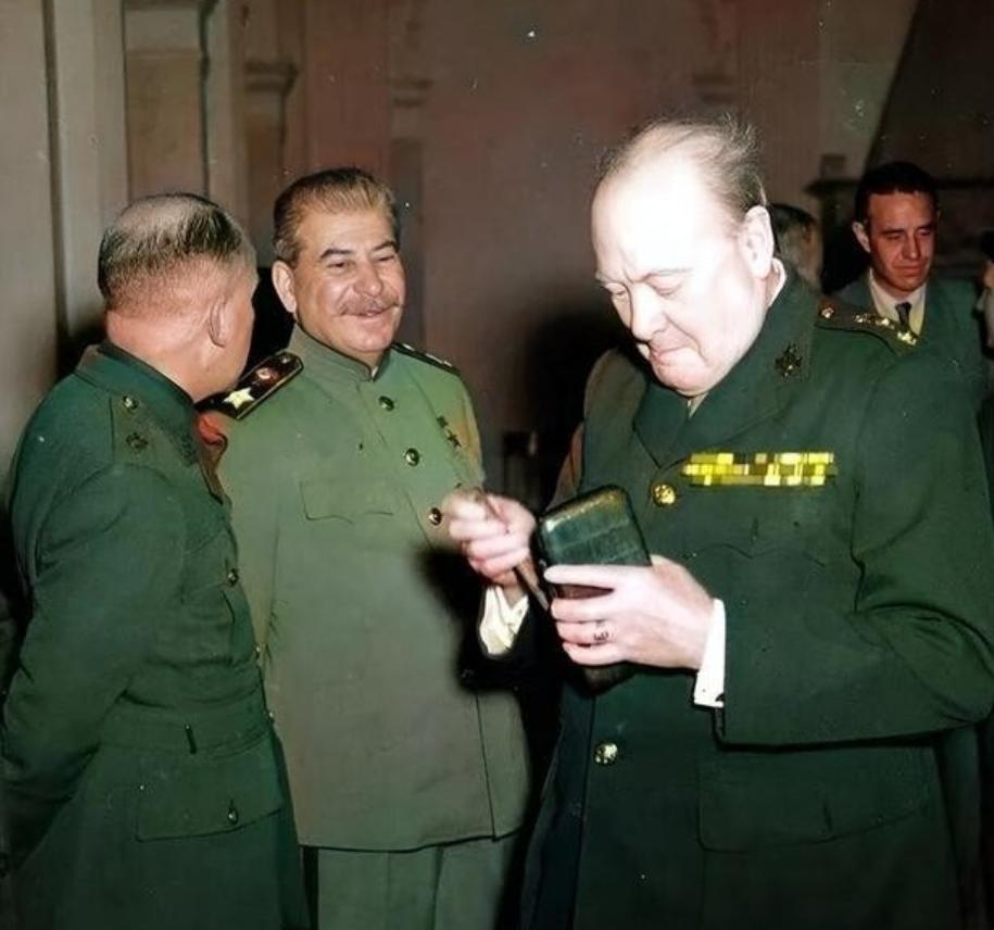 1945年， 雅尔塔会议 期间， 丘吉尔 烟瘾犯了，急忙抽出一根 雪茄 。他故意
