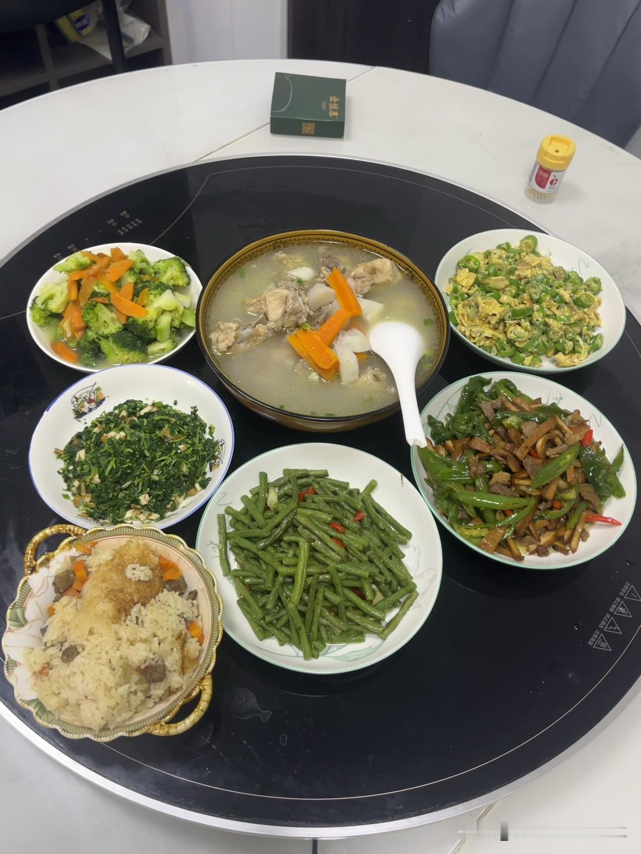 来公司烧饭已24天，从最初的慌张忙碌，到现在井井有条，还不是想象中的难。

记得