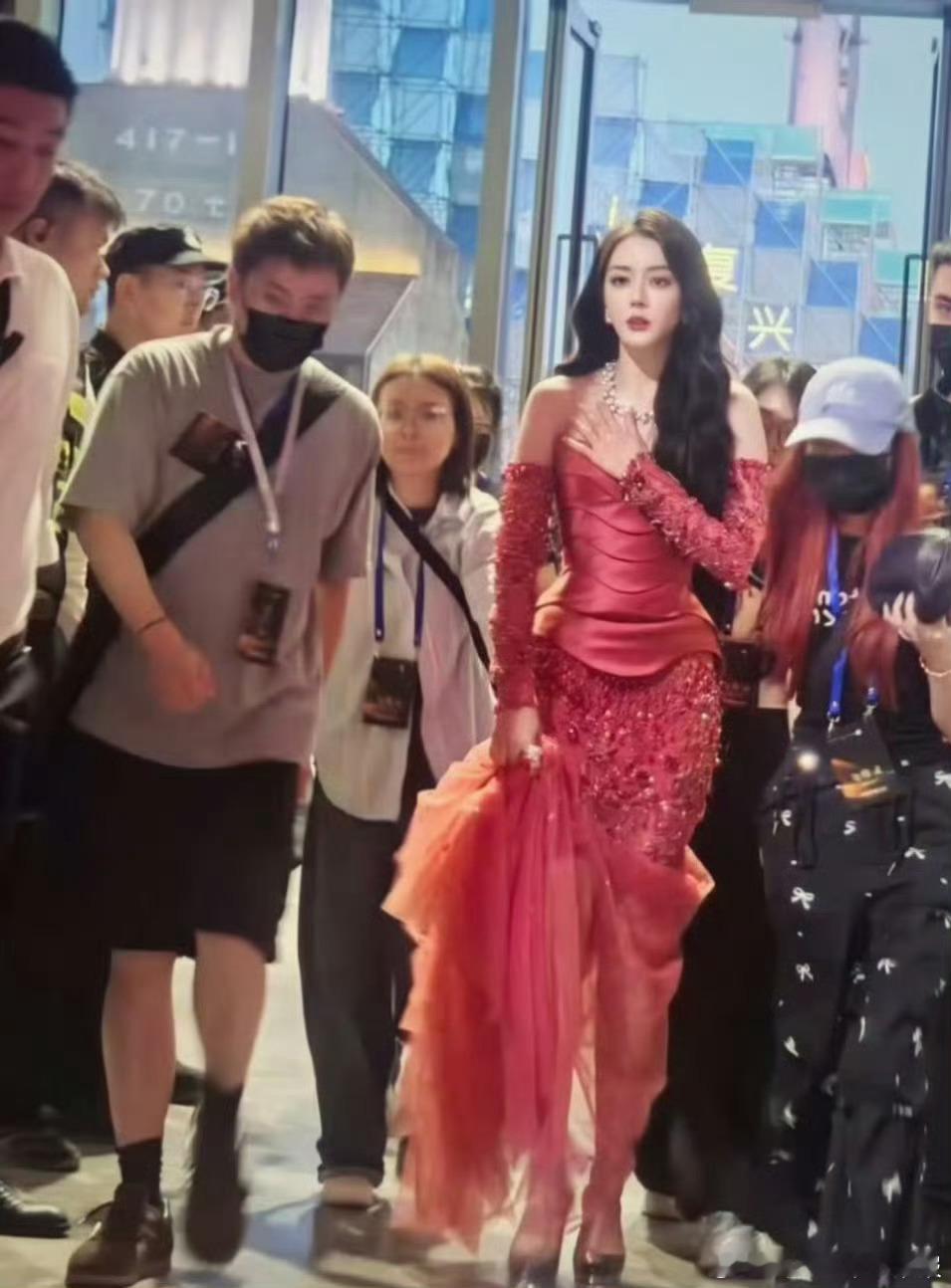 迪丽热巴走路腰发力好喜欢我家迪小妞