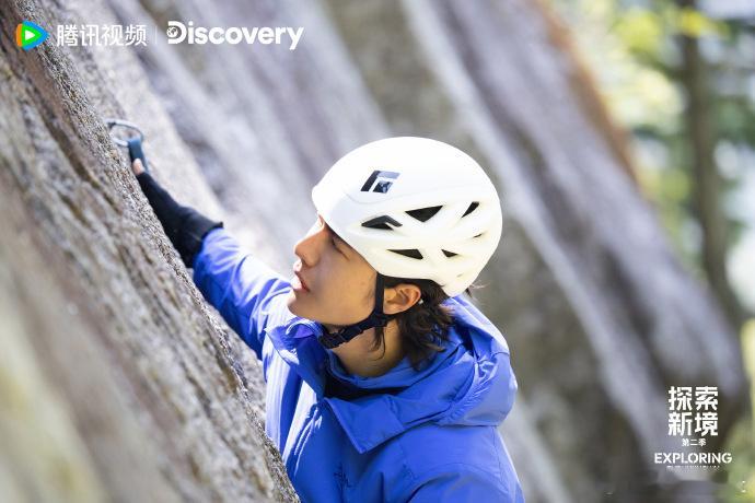 王一博伸懒腰伸到车顶 看见王一博伸懒腰伸到车顶，真是又心疼又好笑，这么高的个子还