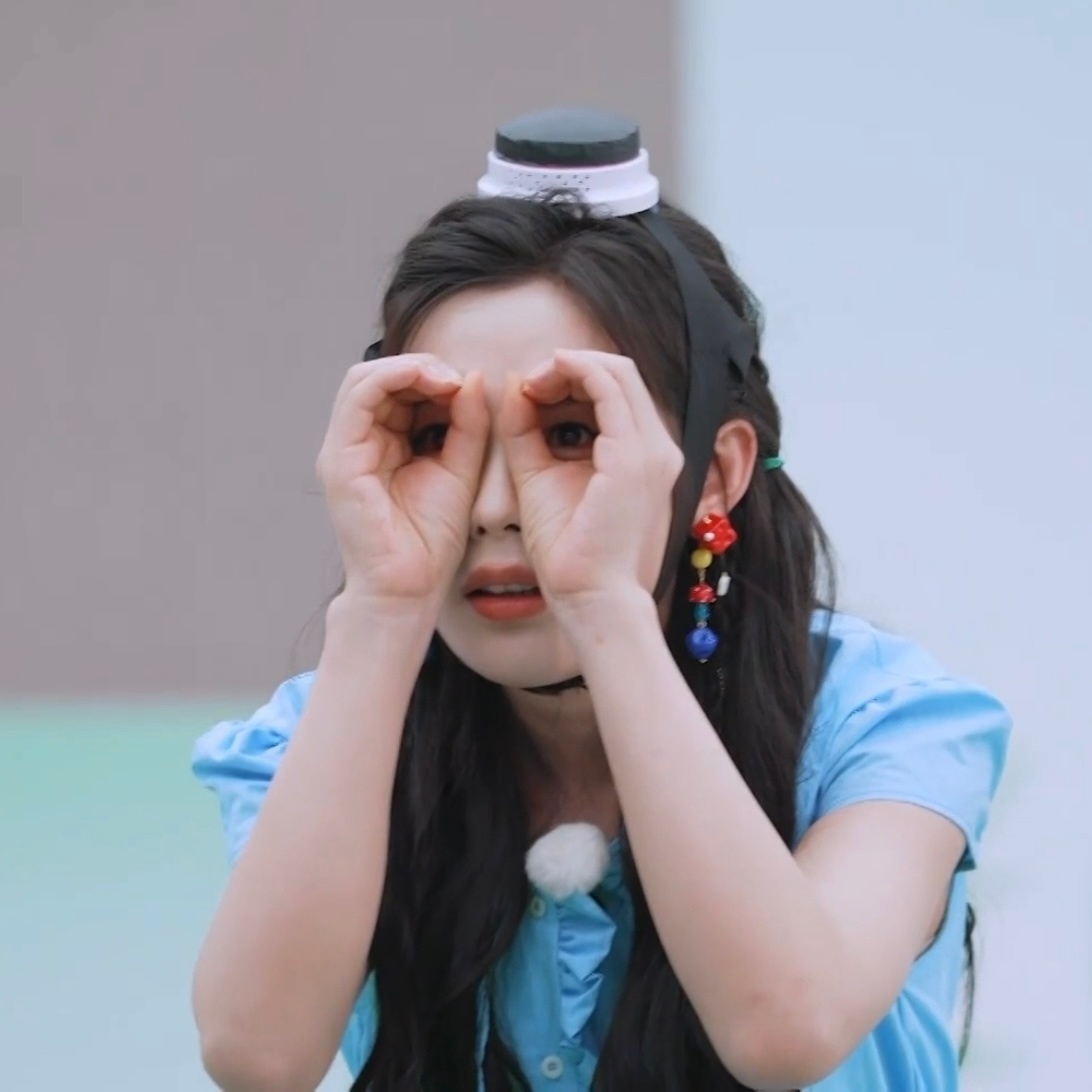 我拿着望远镜看枕头人和我的大观园的时候就是这姿势 